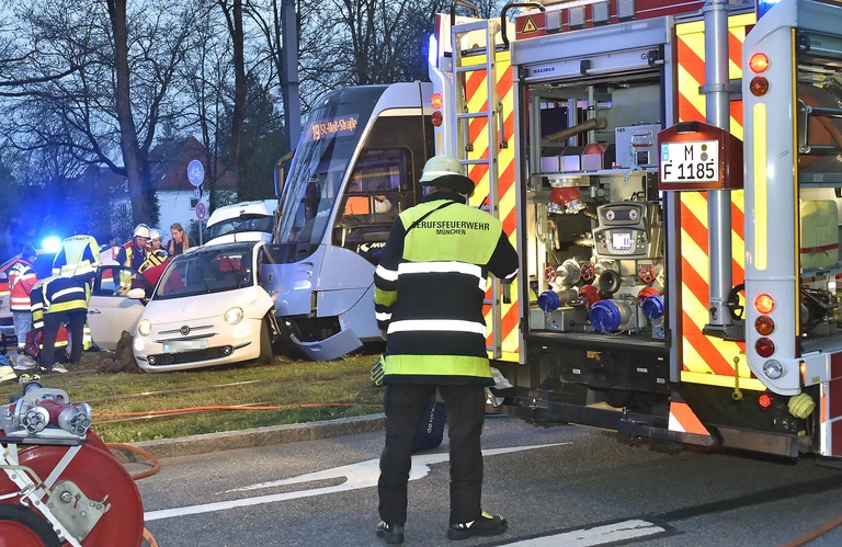 Agnes-Bernauer-Straße: Unfall Fiat und Tram — © Foto: Berufsfeuerwehr München