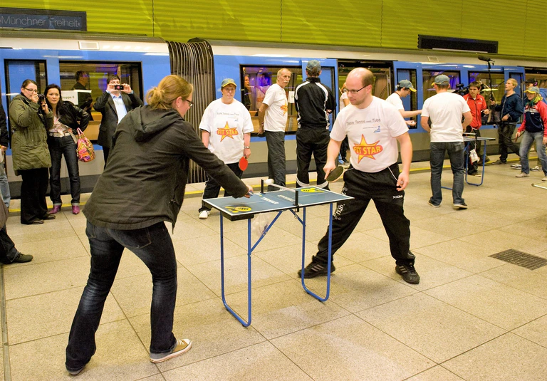 Tischtennisturnier in der Münchner U-Bahn