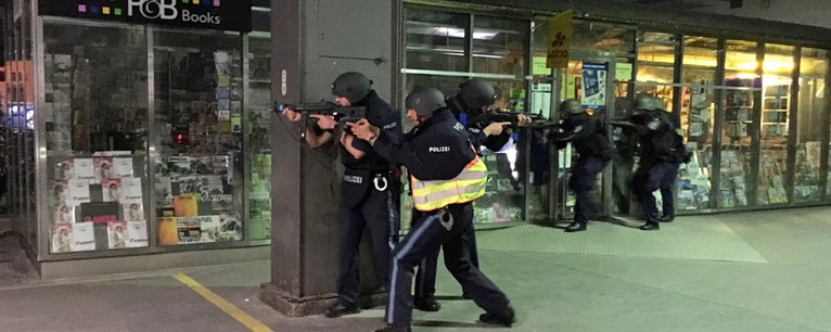 Am Münchner Hautpbahnhof haben 2000 Polizisten und Sanitäter den Krisenfall, zum Beispiel bei Anschlägen geprobt.
