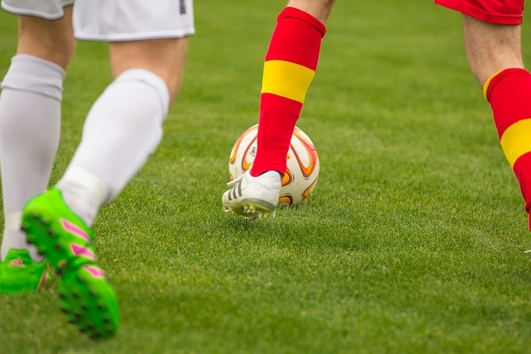 Fußballspieler auf dem Rasen — © Symbolfoto