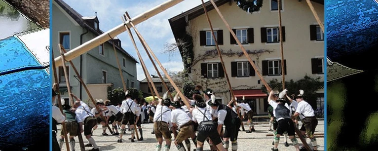 Trachtler beim Aufstellen eines Maibaumes — © Symbolbild