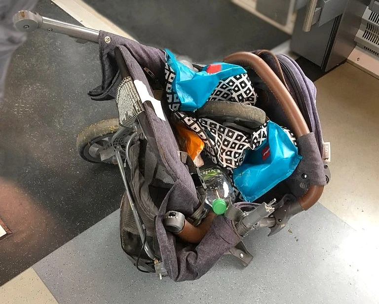 Zertrümmerter Kinderwagen — © Bundespolizei Rosenheim