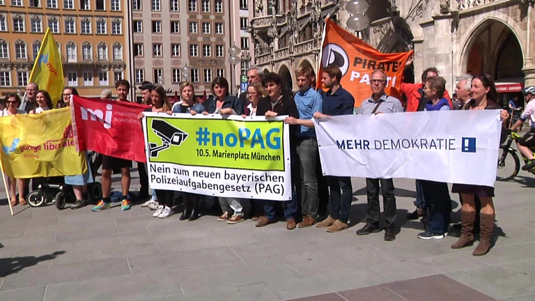 Gegner des neuen bayerischen Polizeiaufgabengesetzes bei Demo in München