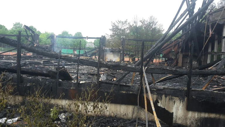 Feuer in Tennishalle in Eching - Bilder der Zerstörung nach dem Brand