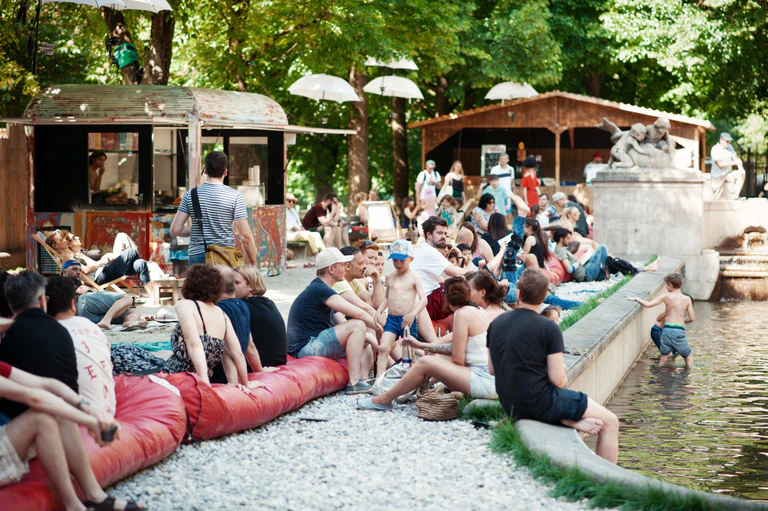 Kulturstrand der Urbanauten am Vater-Rhein-Brunnen in München — © Gabi Neeb
