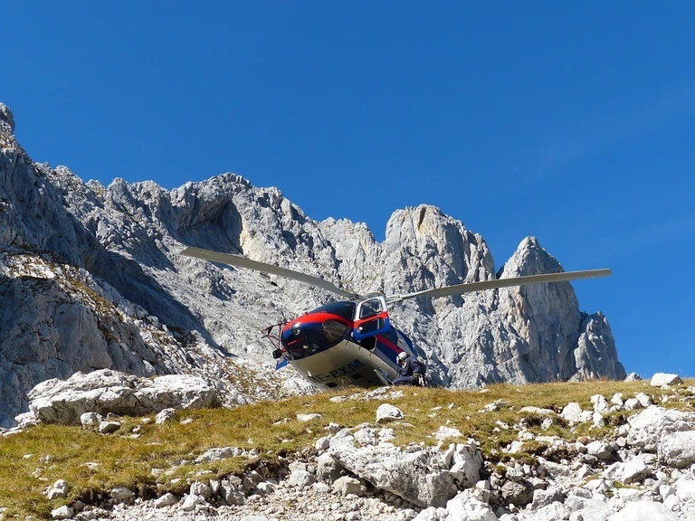 Ein Hubschrauber im Rettungseinsatz auf einem Berg — © Symbolfoto