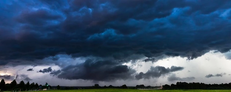 Unwetter mit dunklen Wolken und Regenfällen — © Symbolfoto