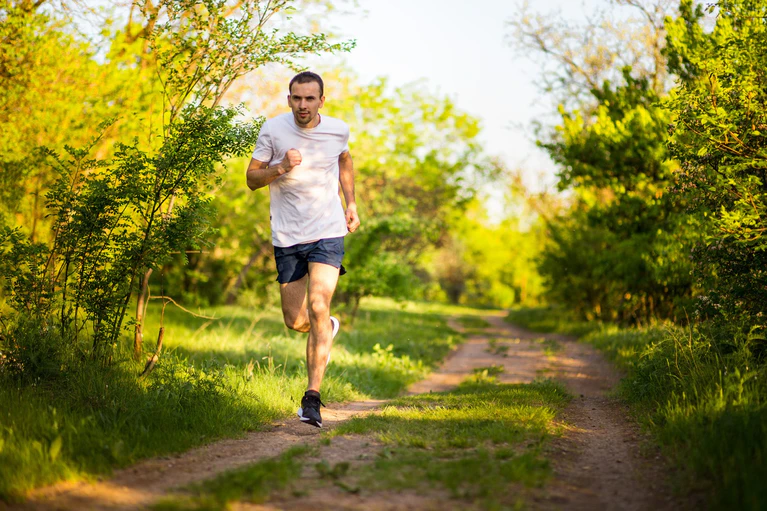 Bewegung, Sport, Laufen, Jogging — © fotolia.com © <a href="https://stock.adobe.com/de/images/athletic-young-man-running-in-nature-healthy-lifestyle/206281146" target="_blank">Svetlana</a>