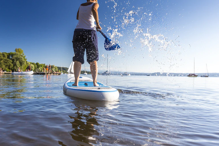 — © fotolia.com © <a href="https://stock.adobe.com/de/images/sup-board-auf-dem-ammersee-detailaufnahme/117677645">mmphoto</a>