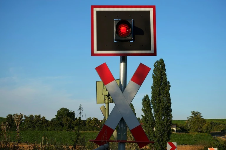 Andreaskreuz an einem Bahnübergang — © Symbolfoto