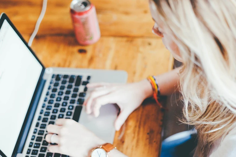 Person vor einem Computer — © Symbolfoto