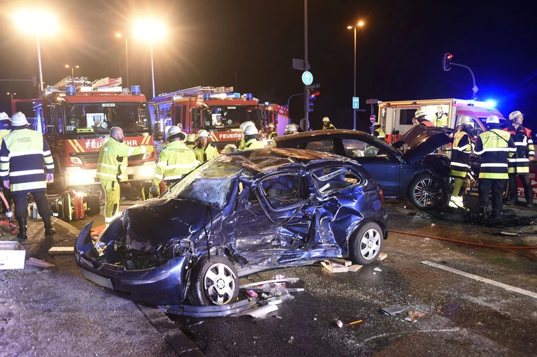 Tödlicher Verkehrsunfall auf der Dachauer Straße — © Foto: Berufsfeuerwehr München