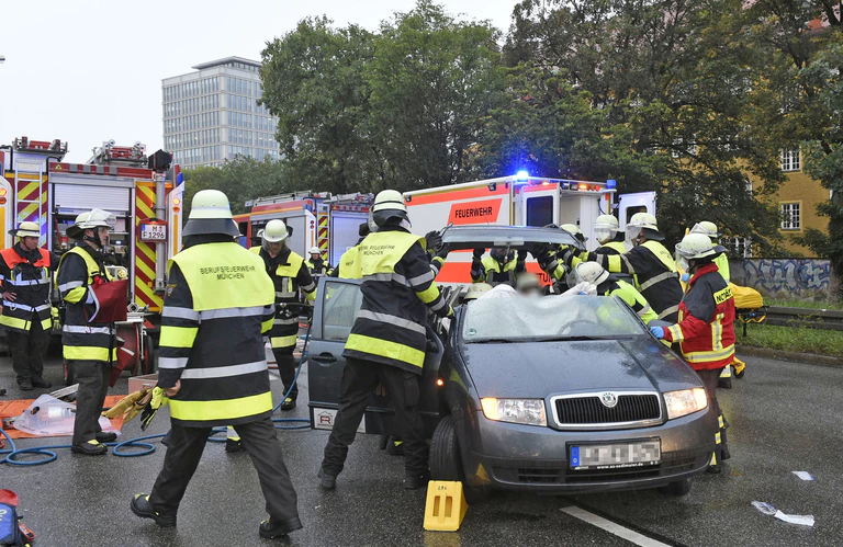 Keine Rettungsgasse beim Unfall auf der Landshuter Allee — © Foto: Berufsfeuerwehr München