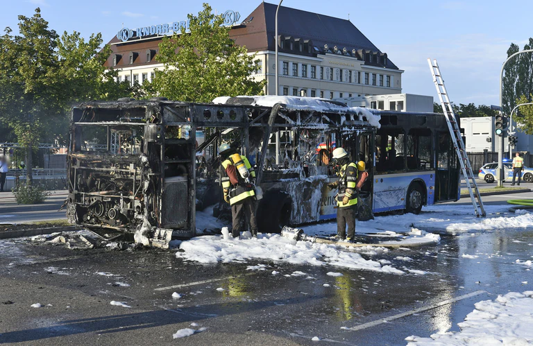 Linienbus brennt auf der Moosacher Straße komplett aus — © Foto: Berufsfeuerwehr München