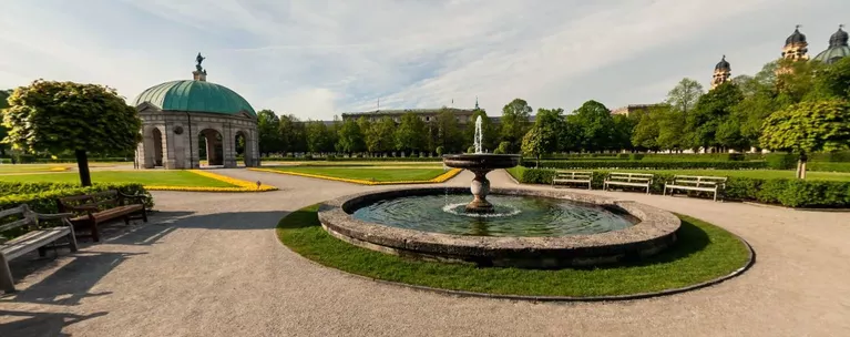 Der Hofgarten in München am frühen Morgen — © Foto: Screenshot BESTVIEWS