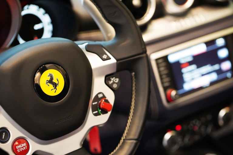 Eine 84-jährige Dame verursachte mit ihrem Ferrari einen Unfall und beging Fahrerflucht — © Symbolbild