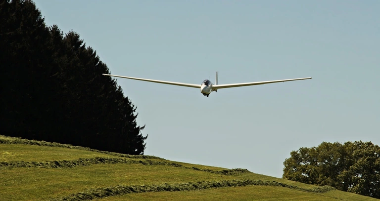 Ein Segelflugzeug ist abgestürzt. Der Pilot verunglückte tödlich. — © Symbolfoto