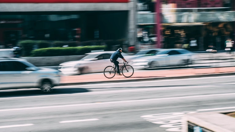 Schneller Fahrradfahrer auf der Straße — © Symbolbild
