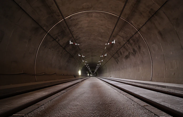 Tunnel Straße Verkehr — © Symbolbild