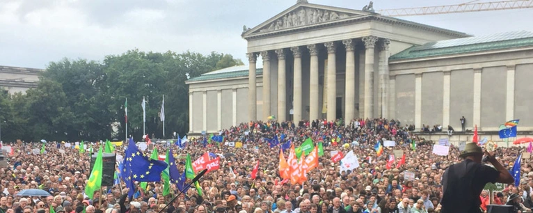 Blick auf Menschenmenge — © Demo "ausgehetzt" am Königsplatz in München