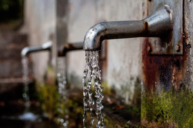 Wasserhahn mit laufendem Wasser
