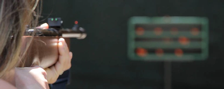 Zielen mit dem Luftgewehr — © Symbolfoto