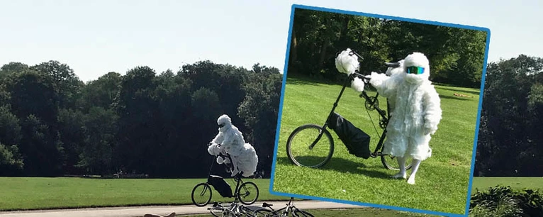 Der Wolkenradler im Englischen Garten will mit seiner Kunst- und Verkleidungsaktion auf die Luftverschmutzung aufmerksam machen.