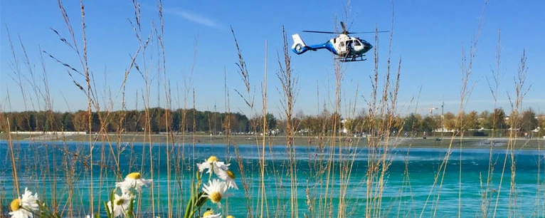 Ein Hubschrauber landet an einem Badesee, wegen eines Badeunfalls — © Symbolfoto