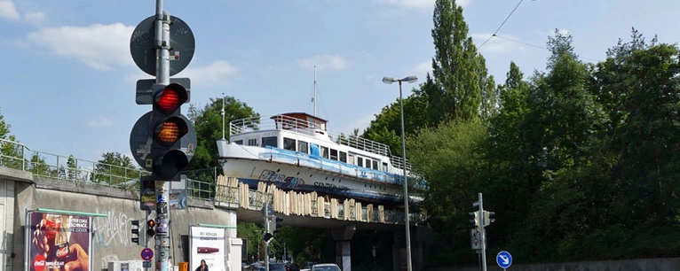 Die MS Utting, die mittlerweile auf einer Brücke in München steht