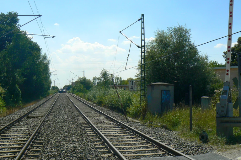 Ein Bauarbeiter hat eine Oberleitung der S-Bahn beschädigt. — © Bundespolizei