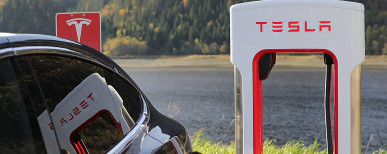 Tesla an einer Ladestation — © Symbolfoto