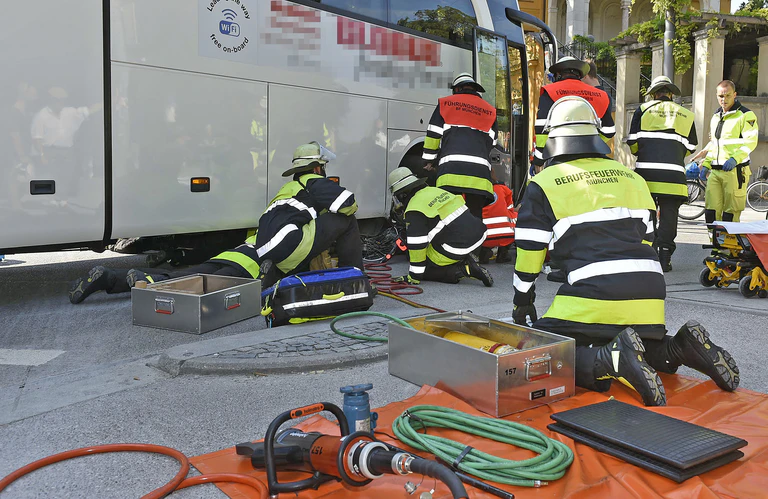 Hier wurde am Königsplatz ein Radfahrer untert einem Bus eingeklemmt — © Foto: Berufsfeuerwehr München