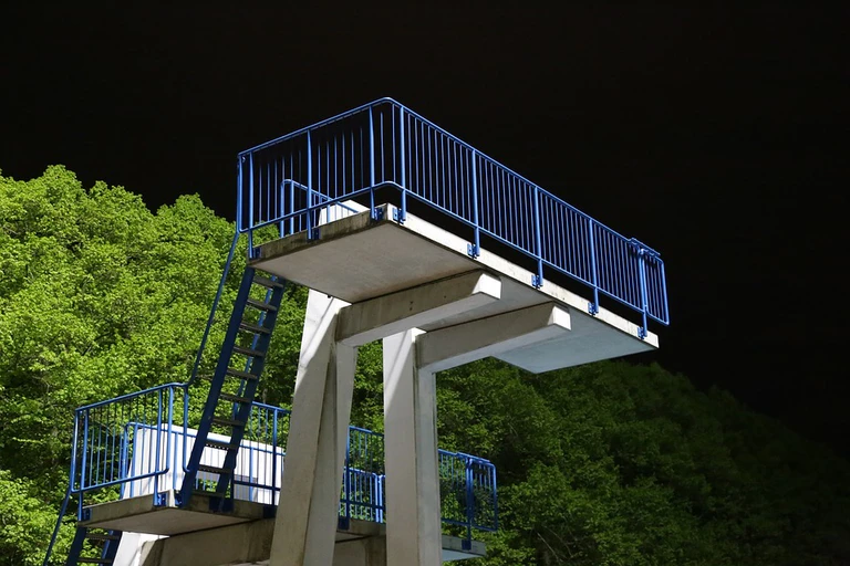 Ein Schwimmbad / Freibad bei Nacht — © Symbolfoto