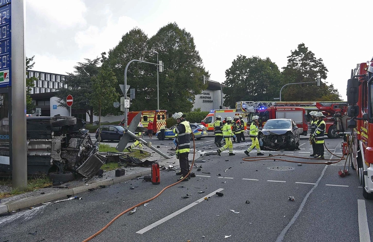 Schwerer Verkehrsunfall am Georg-Brauchle-Ring mit zwei verletzten Personen in München Moosach. — © Foto der Berufsfeuerwehr München