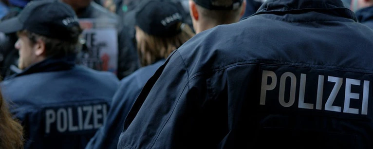 Symbolfoto: Polizei bei Demonstration — © Symbolfoto