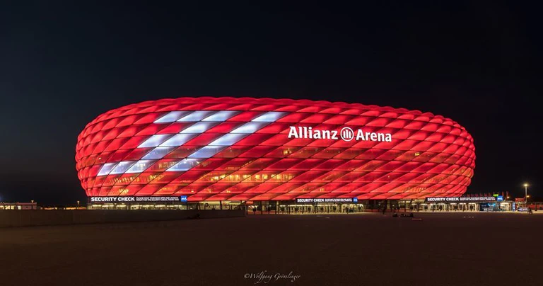 — © Die Allianz Arena mit Würdigung für Bastian Schweinsteiger - Foto: <a href="https://www.facebook.com/GroesslingerFotografie/" target="_blank"> Wolfgang Größlinger Fotografie </a>