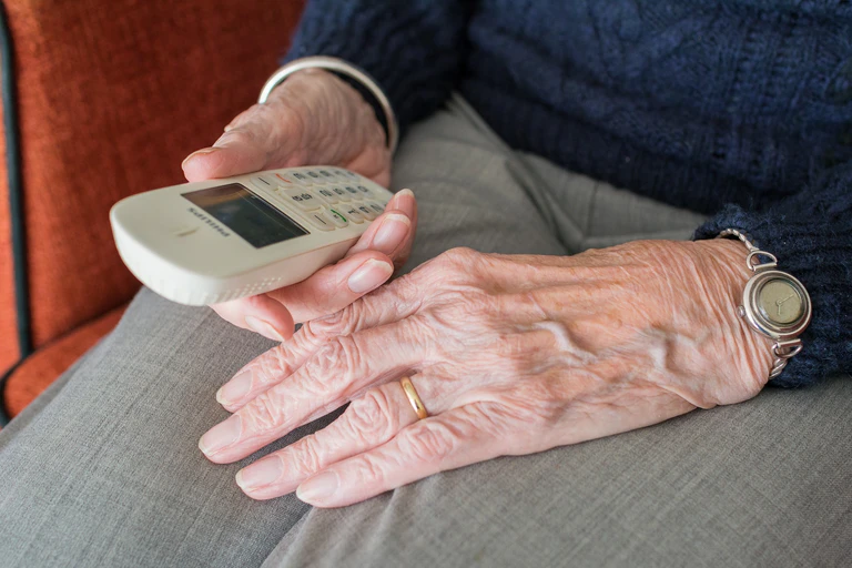 Eine Oma wurde durch den Enkeltrick reingelegt und um ihren Goldschmuck gebracht. — © Symbolbild