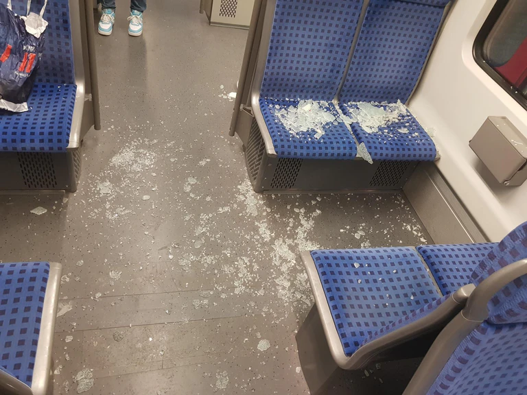 Schlägerei in S-Bahn: Trennscheibe geht zu Bruch, Person wird am Arm verletzt. — © Bundespolizei