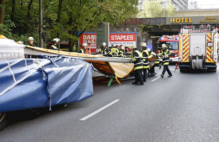 Unfall in der Rosenheimer Straße: Sattelzug knallt gegen Unterführung — © Foto der Berufsfeuerwehr München