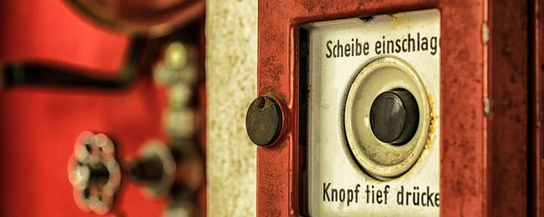 Ein Feuermelder, um den Alarm auszulösen — © Symbolfoto