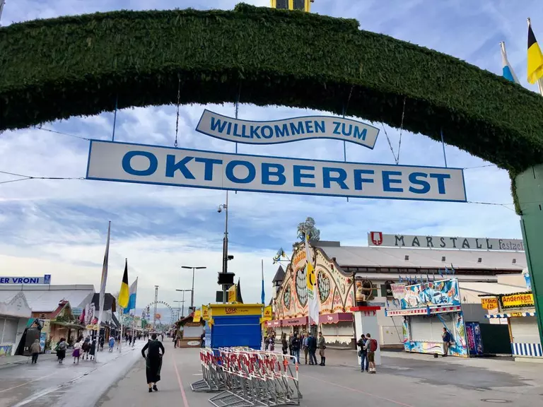 Eingang mit Schild -Willkommen zum Oktoberfest 2018.