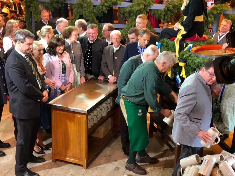  — © Oberbürgermeister Dieter Reiter beim Anzapfen auf der Wiesn