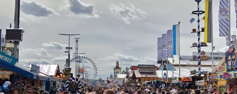 Ausblick auf die Menschenmenge Oktoberfest 2018 mit Riesenrad