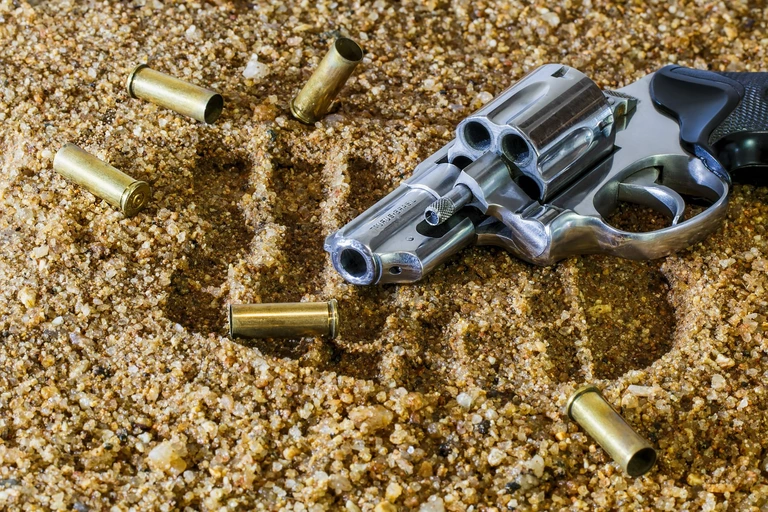 Mann findet Revolver und schießt sich beim Russisch Roulette selbst in den Kopf — © Symbolbild