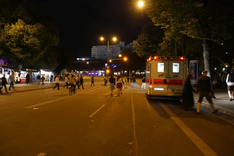  — © Symbolfoto: Krankenwagen am Rand der Wiesn