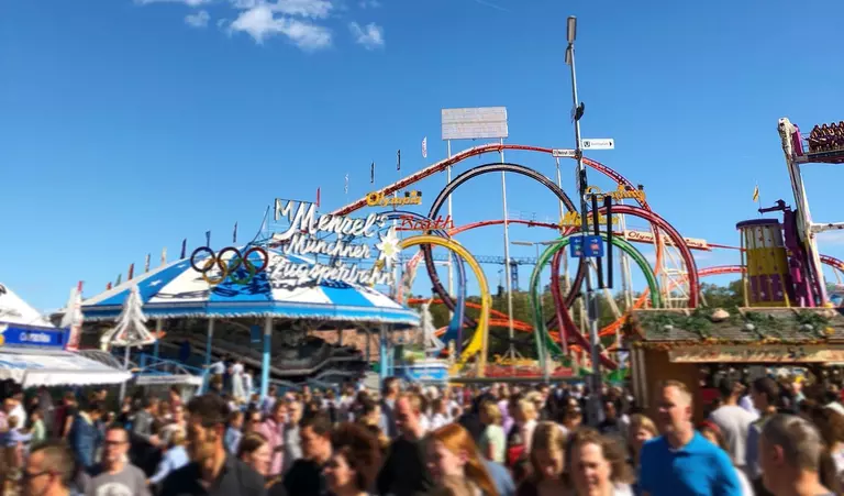 Wiesn Blick auf Fahrgeschaefte Oktoberfest