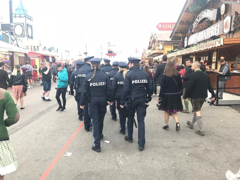 Einsatzkräfte der Polizei auf dem Oktoberfest