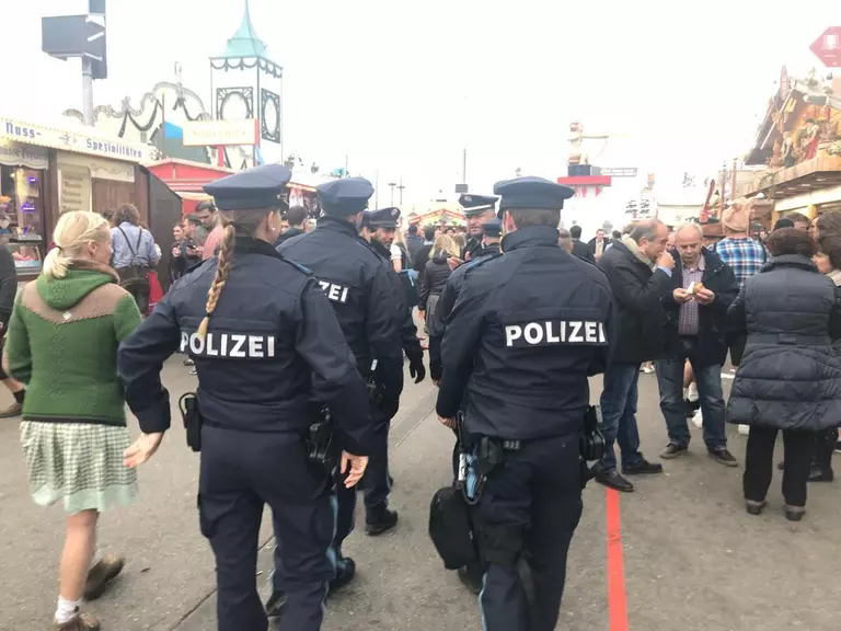 Einsatzkräfte der Polizei auf dem Oktoberfest