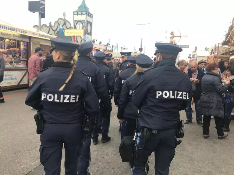 Einsatzkräfte der Polizei auf dem Oktoberfest