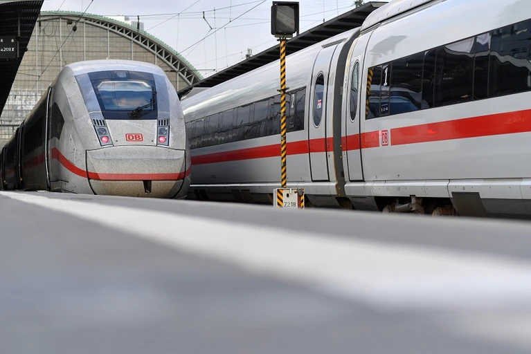 ICE 4 in einem Bahnhof — © Bild: Deutsche Bahn AG/Oliver Lang